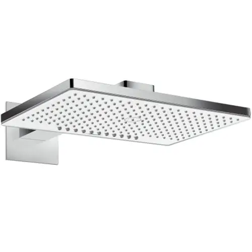 Hansgrohe Kopfbrause in rechteckiger Form mit vielen Sprühöffnungen, montiert an einem Brausearm. Oberfläche in glänzendem Chrom.